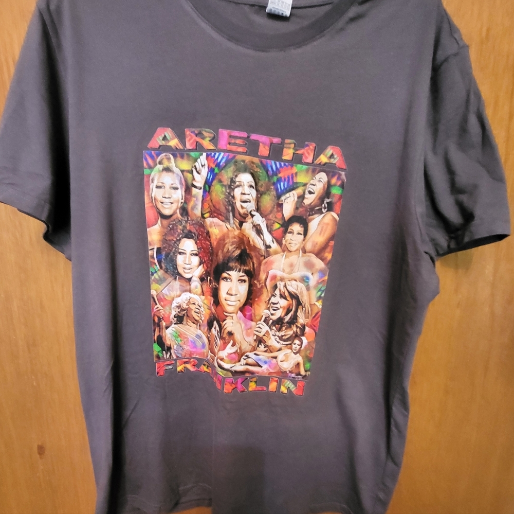 Aretha Franklin T-shirt Sz L Gray with a colorful collage on the frt. Well Made